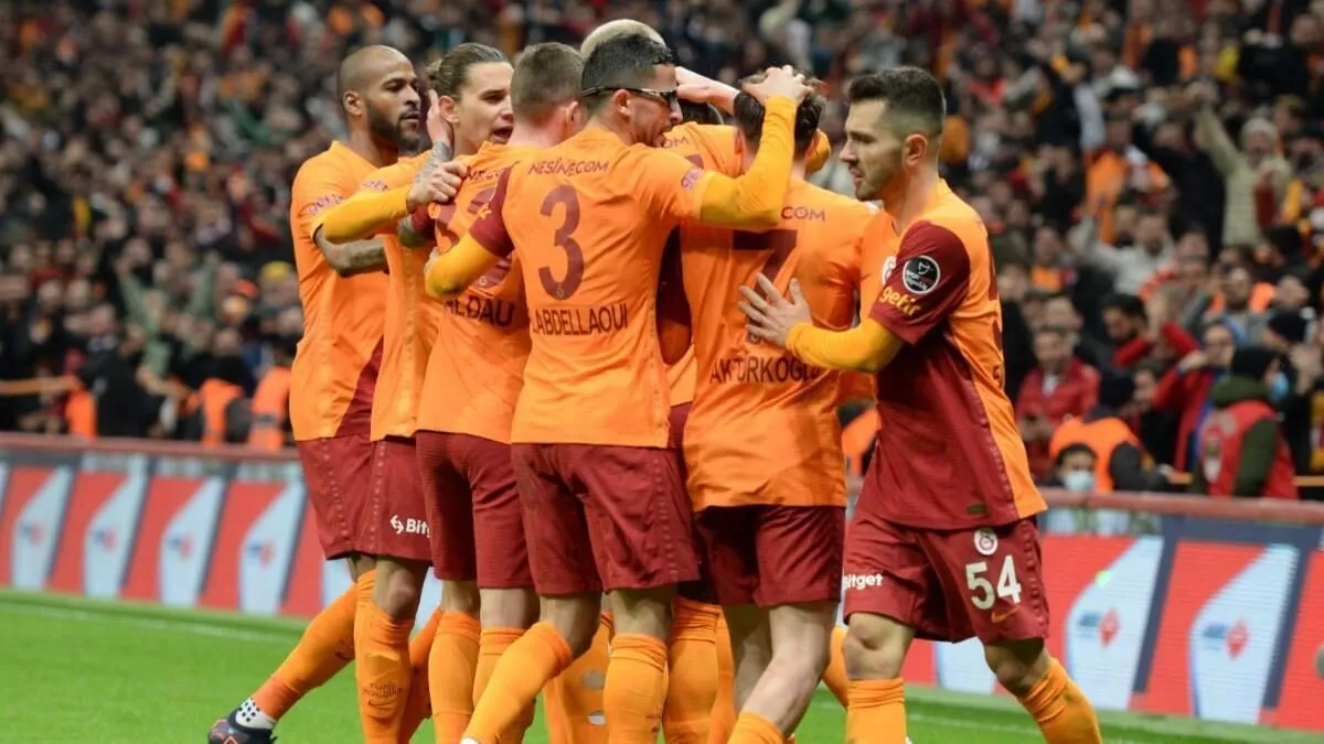 Tìm hiểu lí do vì sao trận Galatasaray bị bỏ dở?