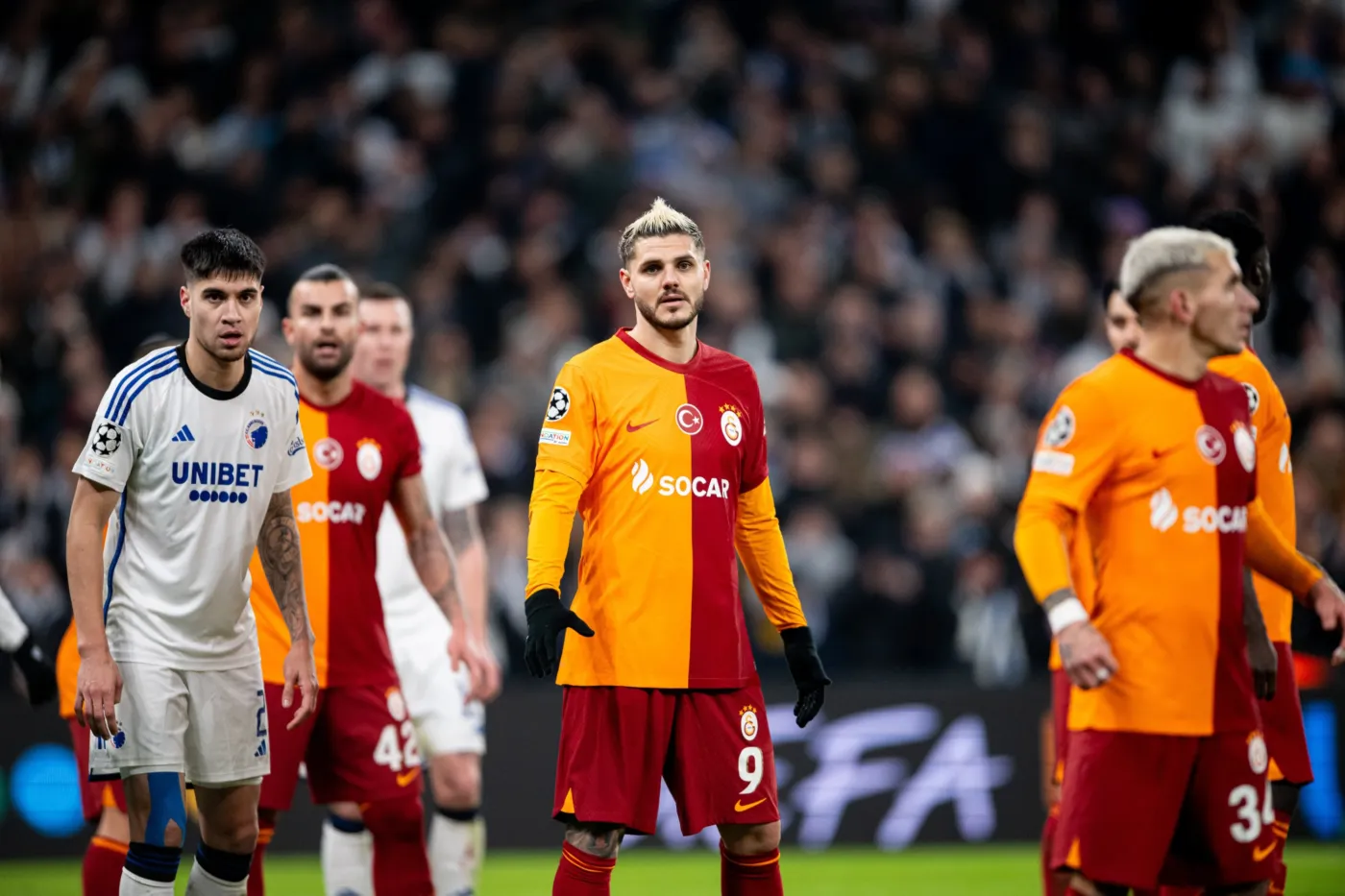 Vì sao trận Galatasaray bị bỏ dở? 01